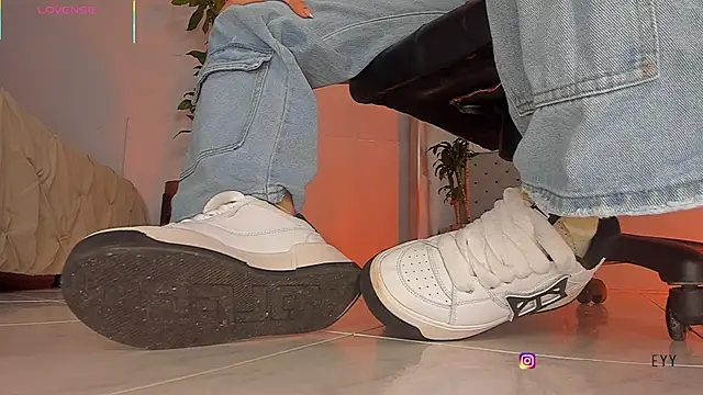 charlotte  grey online show from November 15, 2025, 8:13 pm