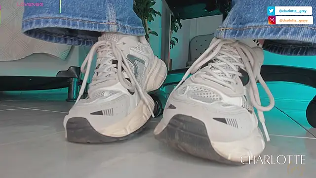 charlotte  grey online show from November 1, 2025, 7:52 pm