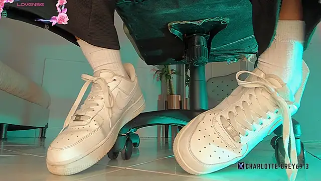 charlotte  grey online show from November 28, 2025, 8:20 pm