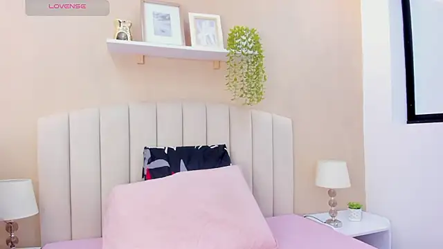 Mia thompson 19 online show from February 17, 2026, 7:33 pm