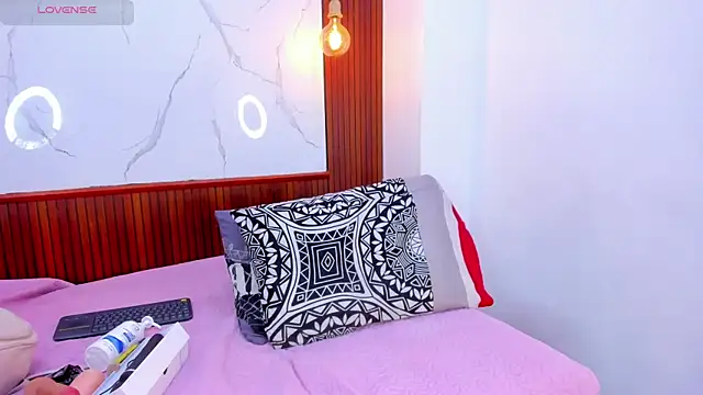 Mia thompson 19 online show from April 12, 2026, 8:23 pm