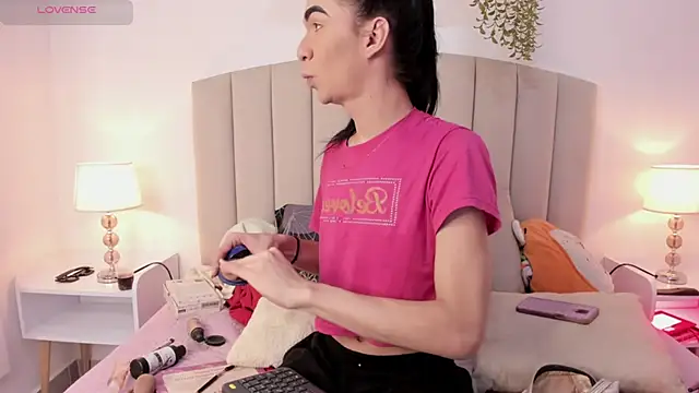 Mia thompson 19 online show from October 24, 2025, 9:03 pm