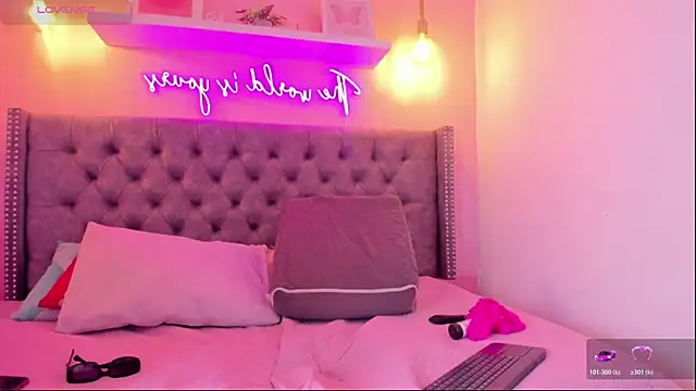 Mia thompson 19 online show from October 28, 2025, 1:54 pm