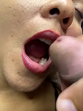 Snapshot of mayemarc chatting on November 23, 2025, 5:56 pm mayemarc online show from November 23, 2025, 5:56 pm