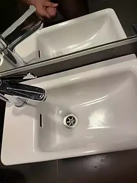 hotisraeli online show from November 6, 2025, 7:45 am