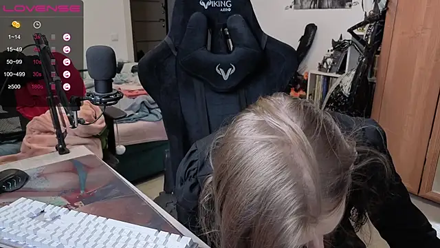 stellablondy online show from November 17, 2025, 2:21 pm