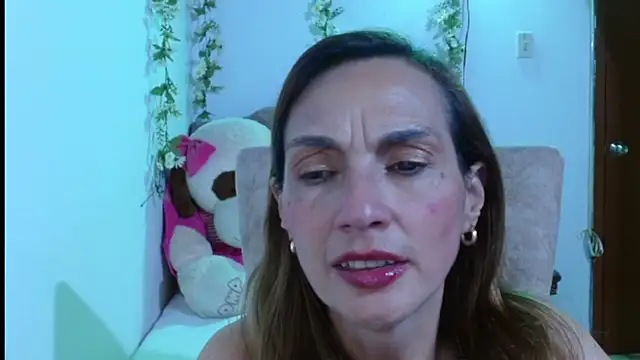 italagomez  online show from November 10, 2025, 11:10 pm