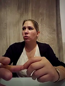 Chatonne69 online show from November 5, 2025, 4:37 am