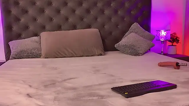 Snapshot of KrisNoir chatting on November 10, 2025, 9:58 am KrisNoir online show from November 10, 2025, 9:58 am