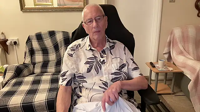 Snapshot of cutaboverest chatting on November 8, 2025, 4:43 pm cutaboverest online show from November 8, 2025, 4:43 pm