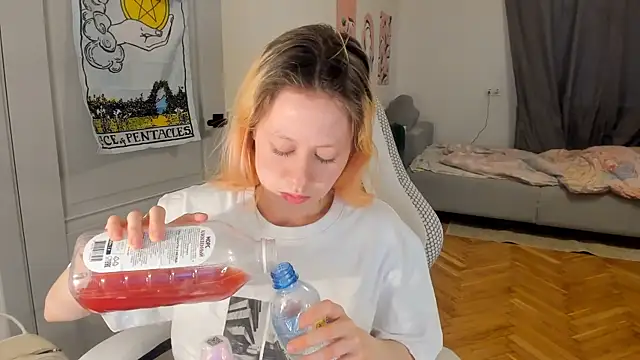 Snapshot of Silly__Milly chatting on December 6, 2024, 11:05 am Silly Milly online show from December 6, 2024, 11:05 am