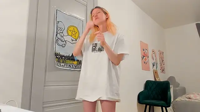 Snapshot of Silly__Milly chatting on December 6, 2024, 2:11 pm Silly Milly online show from December 6, 2024, 2:11 pm