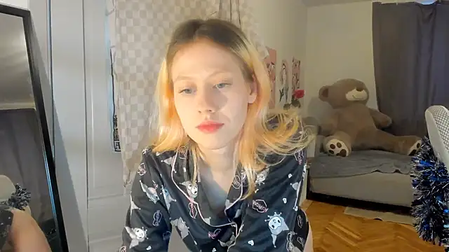 Snapshot of Silly__Milly chatting on December 21, 2024, 10:06 am Silly Milly online show from December 21, 2024, 10:06 am