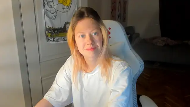 Snapshot of Silly__Milly chatting on December 17, 2024, 2:55 pm Silly Milly online show from December 17, 2024, 2:55 pm