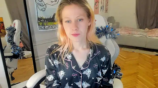 Snapshot of Silly__Milly chatting on December 18, 2024, 5:10 pm Silly Milly online show from December 18, 2024, 5:10 pm