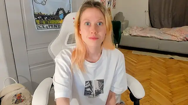 Snapshot of Silly__Milly chatting on December 5, 2024, 8:28 pm Silly Milly online show from December 5, 2024, 8:28 pm