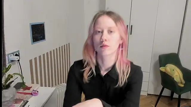 Snapshot of Silly__Milly chatting on June 4, 2026, 1:32 am Silly Milly online show from June 4, 2026, 1:32 am
