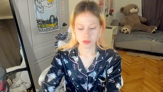 Snapshot of Silly__Milly chatting on December 21, 2024, 1:42 pm Silly Milly online show from December 21, 2024, 1:42 pm