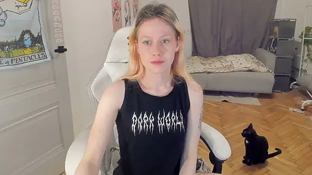 Snapshot of Silly__Milly chatting on December 26, 2024, 1:10 pm Silly Milly online show from December 26, 2024, 1:10 pm