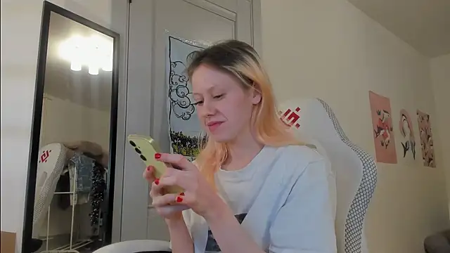 Snapshot of Silly__Milly chatting on January 4, 2025, 5:37 pm Silly Milly online show from January 4, 2025, 5:37 pm