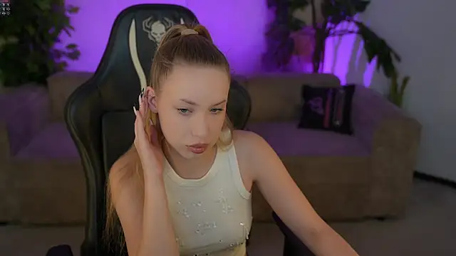 Snapshot of Linda054 chatting on November 15, 2025, 5:55 am Linda054 online show from November 15, 2025, 5:55 am