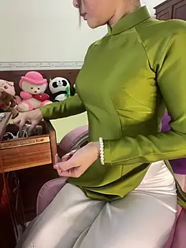 Snapshot of ___Erin___ chatting on April 19, 2026, 2:23 am Erin online show from April 19, 2026, 2:23 am