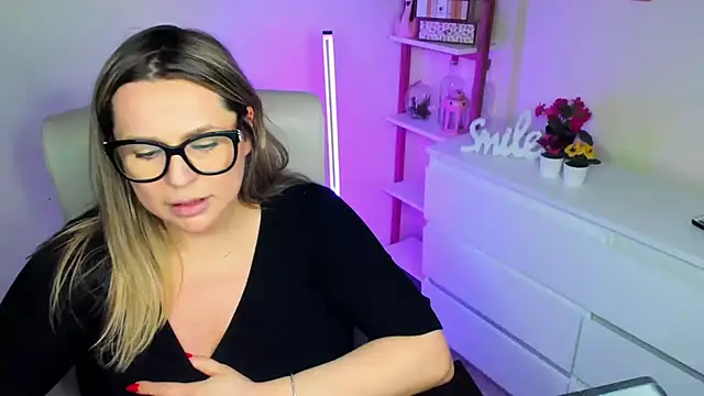 Snapshot of teaseDiana chatting on February 28, 2025, 8:39 pm teaseDiana online show from February 28, 2025, 8:39 pm