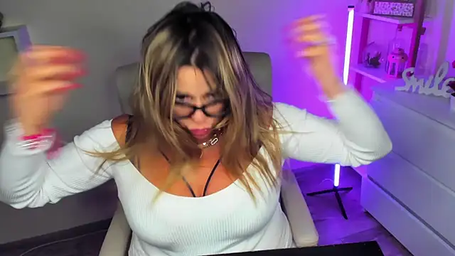 Snapshot of teaseDiana chatting on March 14, 2025, 10:07 am teaseDiana online show from March 14, 2025, 10:07 am