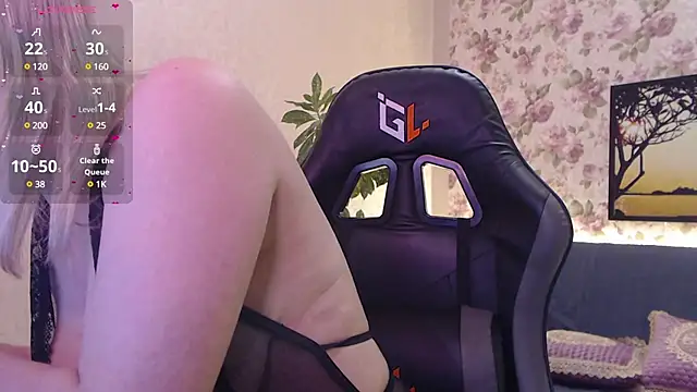 Snapshot of AliciaLaska chatting on December 9, 2024, 1:45 pm AliciaLaska online show from December 9, 2024, 1:45 pm