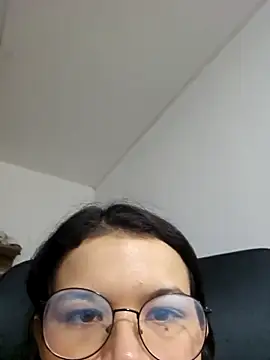 Snapshot of azumiichan chatting on February 6, 2026, 3:35 am azumiichan online show from February 6, 2026, 3:35 am