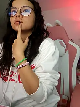 Snapshot of azumiichan chatting on February 25, 2026, 12:33 am azumiichan online show from February 25, 2026, 12:33 am