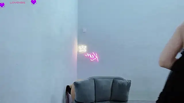 tanhxiu online show from January 12, 2025, 6:49 pm