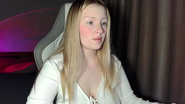 Snapshot of x_ivy_x chatting on February 7, 2026, 3:53 pm x ivy x online show from February 7, 2026, 3:53 pm