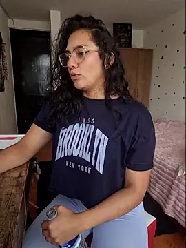 Snapshot of Thaliacooper_ chatting on November 19, 2025, 5:57 pm Thaliacooper online show from November 19, 2025, 5:57 pm