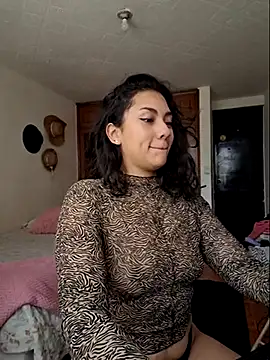 Snapshot of Thaliacooper_ chatting on February 24, 2025, 4:47 pm Thaliacooper online show from February 24, 2025, 4:47 pm