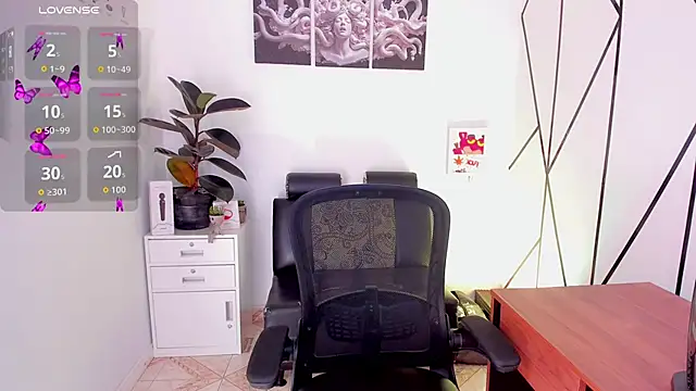 Megan Do Santos online show from November 4, 2025, 4:00 pm