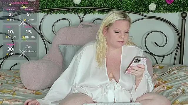 Snapshot of siennaxluxx chatting on May 8, 2026, 2:37 am siennaxluxx online show from May 8, 2026, 2:37 am