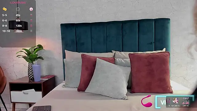 Snapshot of Luna18Pink chatting on October 22, 2025, 1:10 pm Luna18Pink online show from October 22, 2025, 1:10 pm