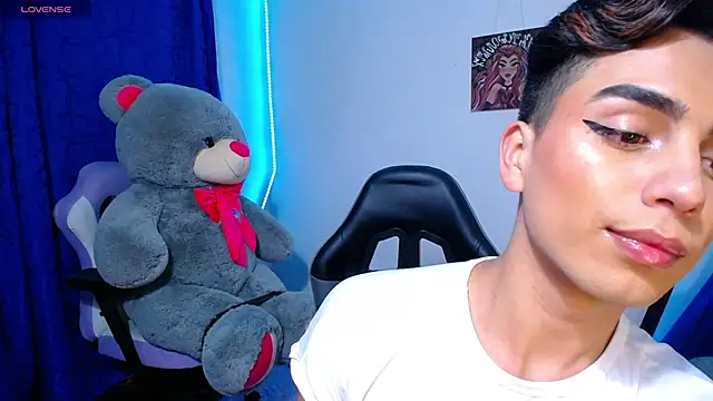 OwenBluee online show from May 28, 2026, 6:43 am