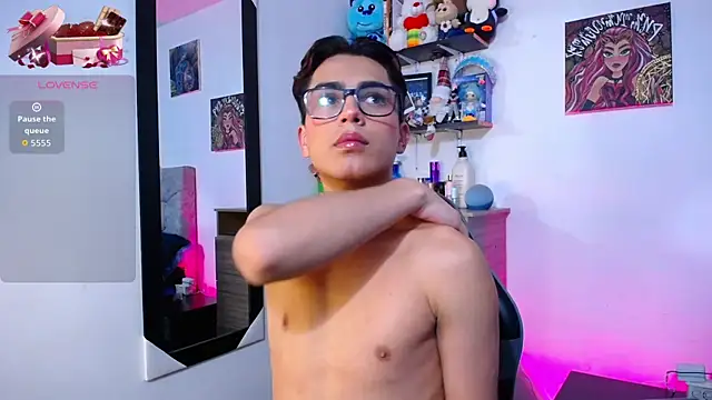 Snapshot of OwenBluee chatting on February 13, 2026, 6:13 am OwenBluee online show from February 13, 2026, 6:13 am