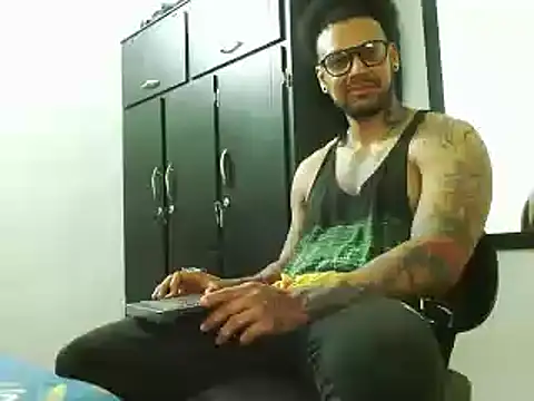 Snapshot of LewisStrong chatting on October 1, 2025, 5:39 pm LewisStrong online show from October 1, 2025, 5:39 pm
