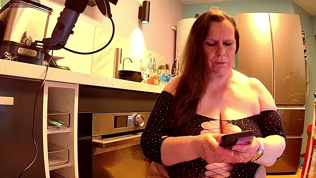 Endrocleia online show from April 8, 2026, 12:23 am