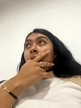 SweetLatiin  online show from November 12, 2025, 8:12 pm