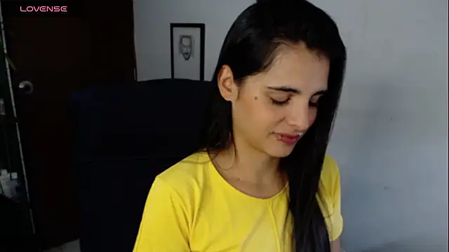 Snapshot of alma_violeta chatting on November 1, 2025, 3:39 pm alma violeta online show from November 1, 2025, 3:39 pm