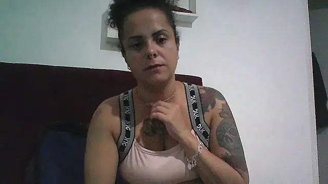 Hotbucet online show from December 19, 2025, 2:26 am