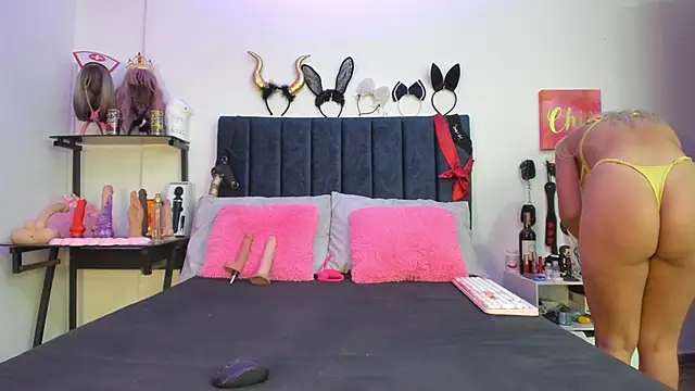 emmily giraldo online show from October 6, 2025, 12:28 pm