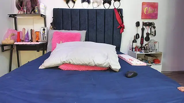 emmily giraldo online show from November 11, 2025, 12:44 pm