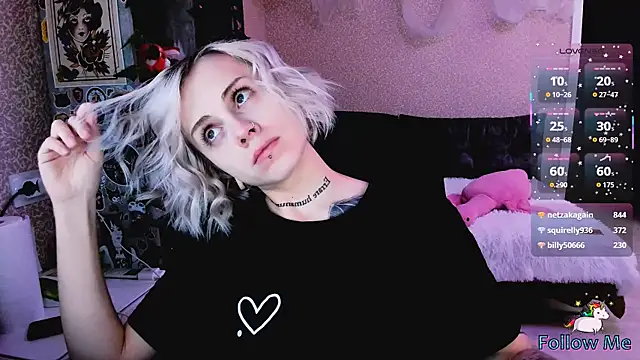 Snapshot of NaniMoore chatting on November 7, 2025, 8:57 pm NaniMoore online show from November 7, 2025, 8:57 pm