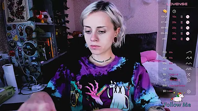 Snapshot of NaniMoore chatting on October 16, 2025, 8:39 pm NaniMoore online show from October 16, 2025, 8:39 pm