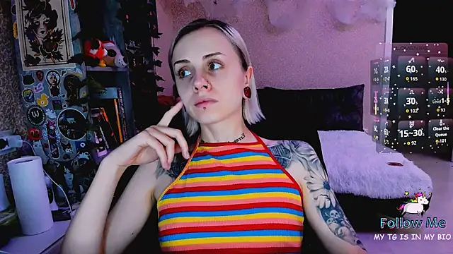 Snapshot of NaniMoore chatting on November 22, 2025, 9:13 pm NaniMoore online show from November 22, 2025, 9:13 pm